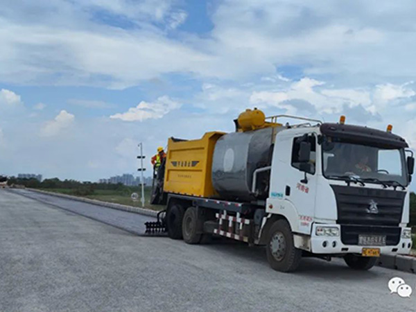 熱烈祝賀我司鶴港高速封層、透層試驗段成功