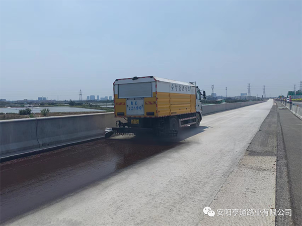 熱烈祝賀我司中江高速稀漿封層、透層試驗段成功